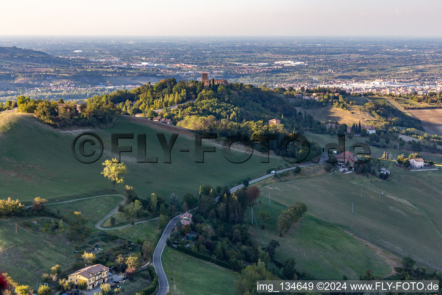 Vue aérienne de Château de Montegibbio Château de Montegibbio à Sassuolo dans le département Modena, Italie