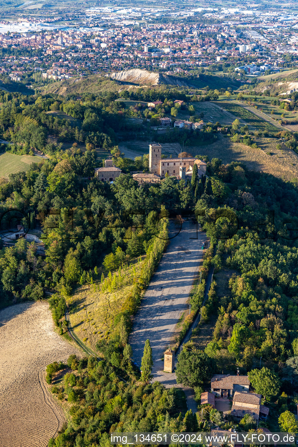 Vue oblique de Château de Montegibbio Château de Montegibbio à Sassuolo dans le département Modena, Italie