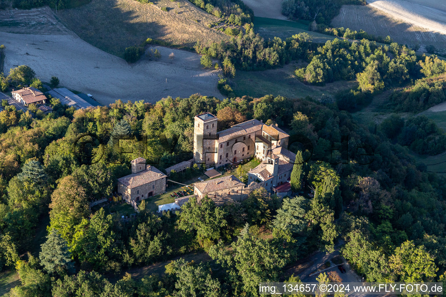 Vue oblique de Château de Montegibbio Château de Montegibbio à le quartier Il Poggio in Sassuolo dans le département Modena, Italie