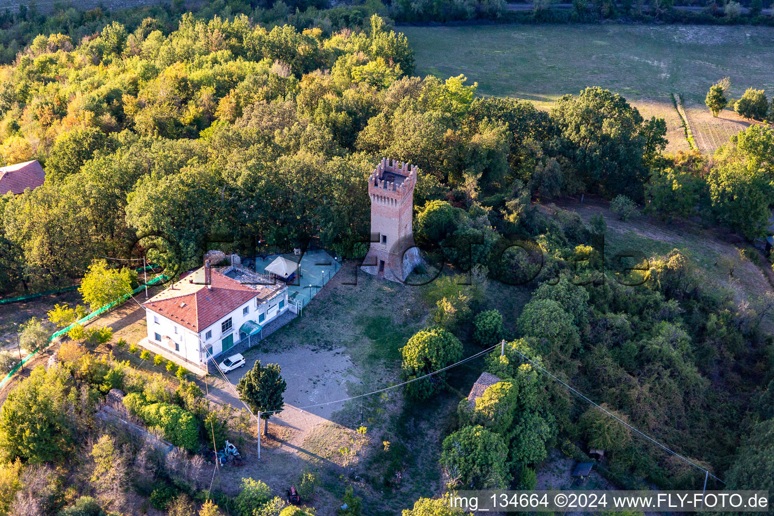 Vue aérienne de Château de Dinazzano à le quartier Veggia-Villalunga in Casalgrande dans le département Reggio Emilia, Italie