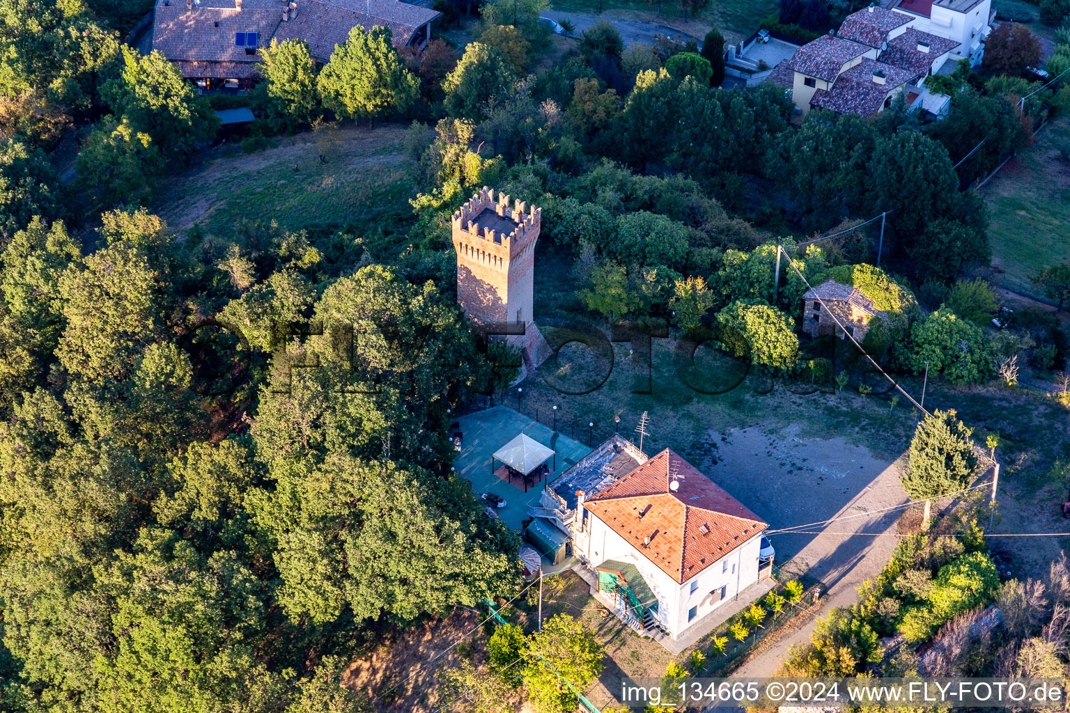 Vue aérienne de Château de Dinazzano à le quartier Veggia-Villalunga in Casalgrande dans le département Reggio Emilia, Italie