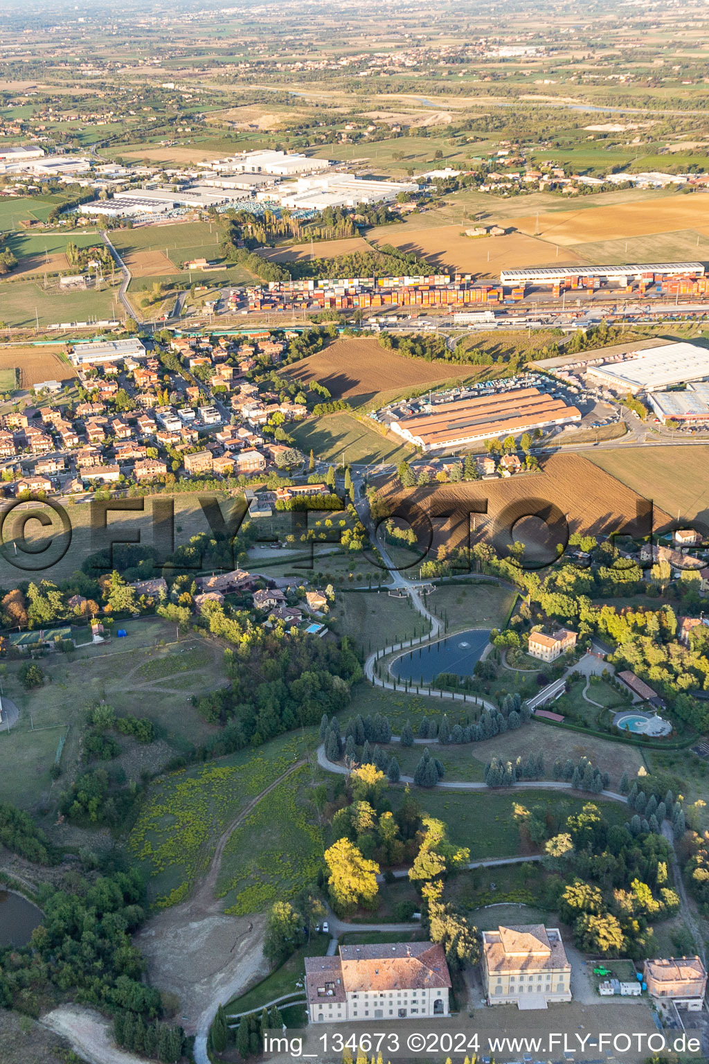 Vue aérienne de Scalo Ferroviario Dinazzano PO à Casalgrande dans le département Reggio Emilia, Italie