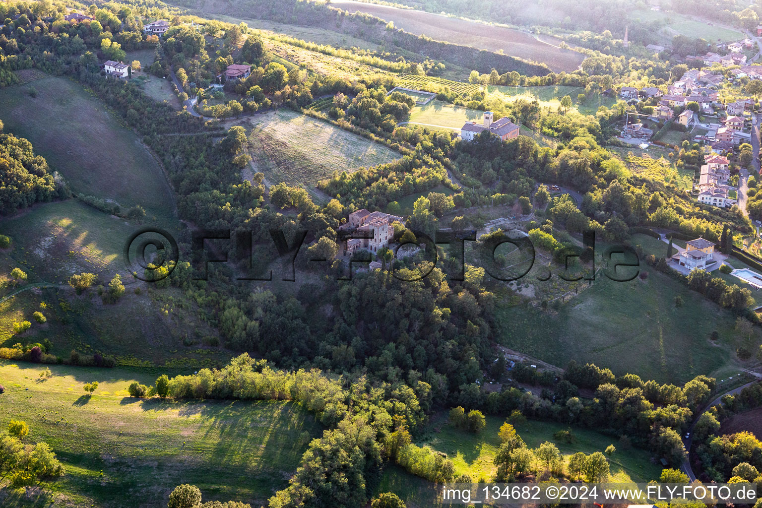 Vue aérienne de Château de Torricella à Scandiano dans le département Reggio Emilia, Italie