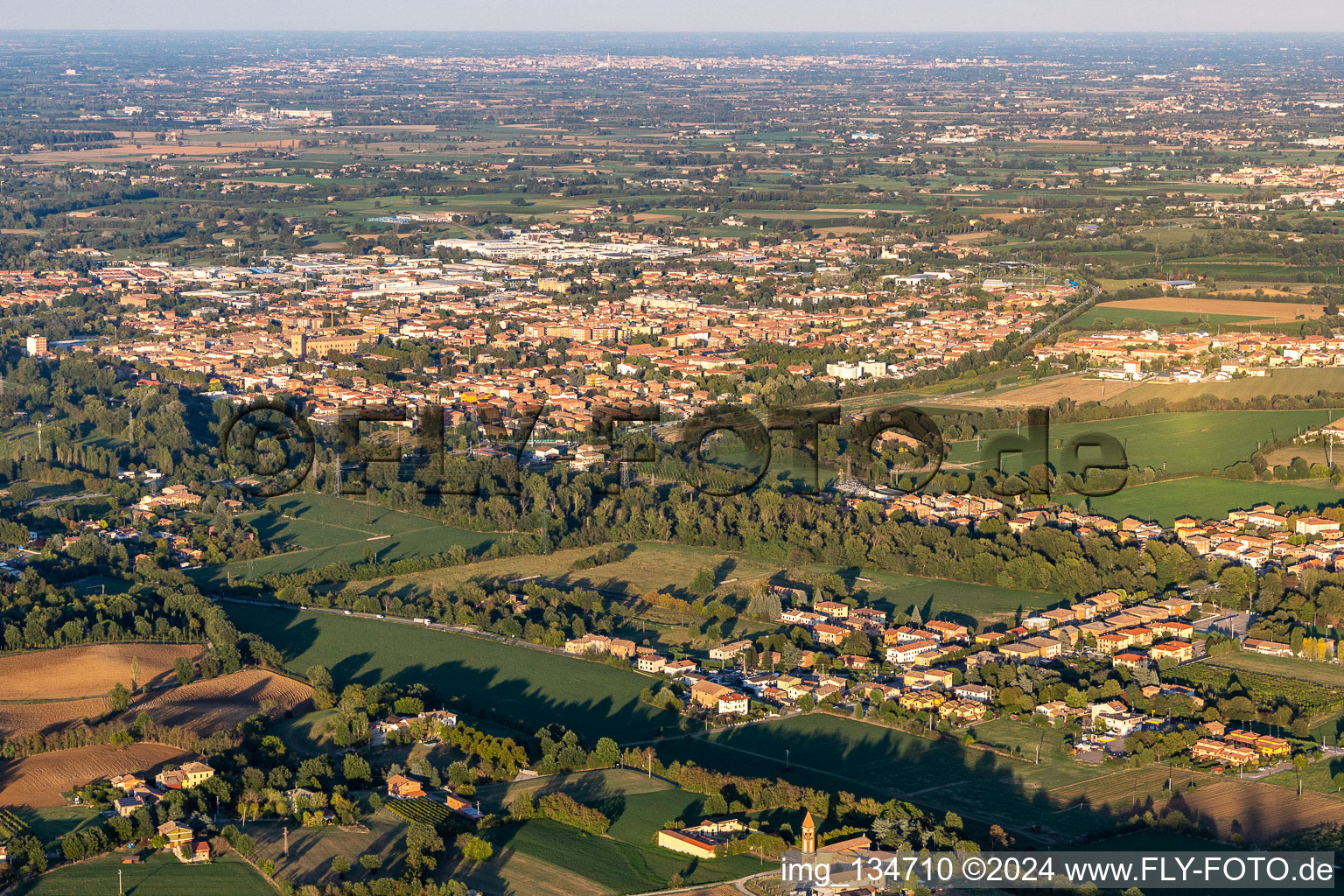 Vue aérienne de Scandiano dans le département Reggio Emilia, Italie