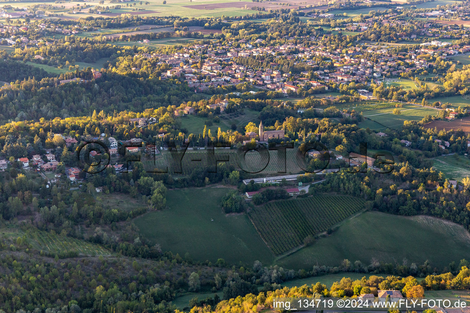 Vue aérienne de Sanctuaire de la Beata Vergine di Lourdes à Montericco à Albinea dans le département Reggio Emilia, Italie