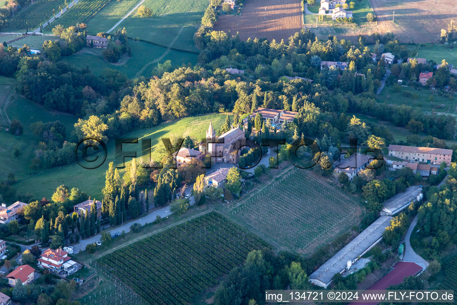 Vue aérienne de Sanctuaire de la Beata Vergine de Lourdes à Montericco à le quartier Montericco in Albinea dans le département Reggio Emilia, Italie