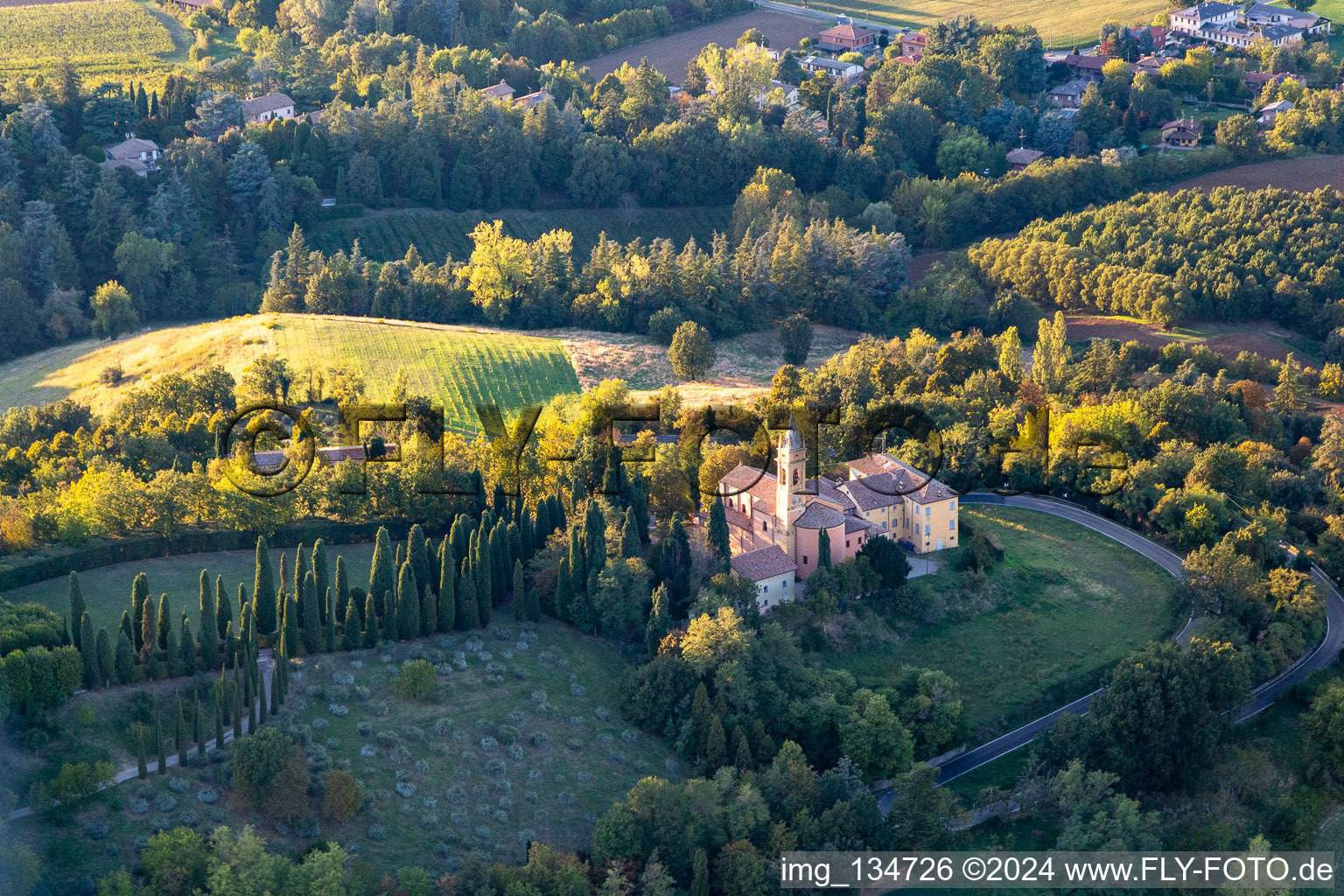 Vue aérienne de Église de la Nativité de la Beata Vergine Maria à le quartier Chiesa Albinea in Albinea dans le département Reggio Emilia, Italie