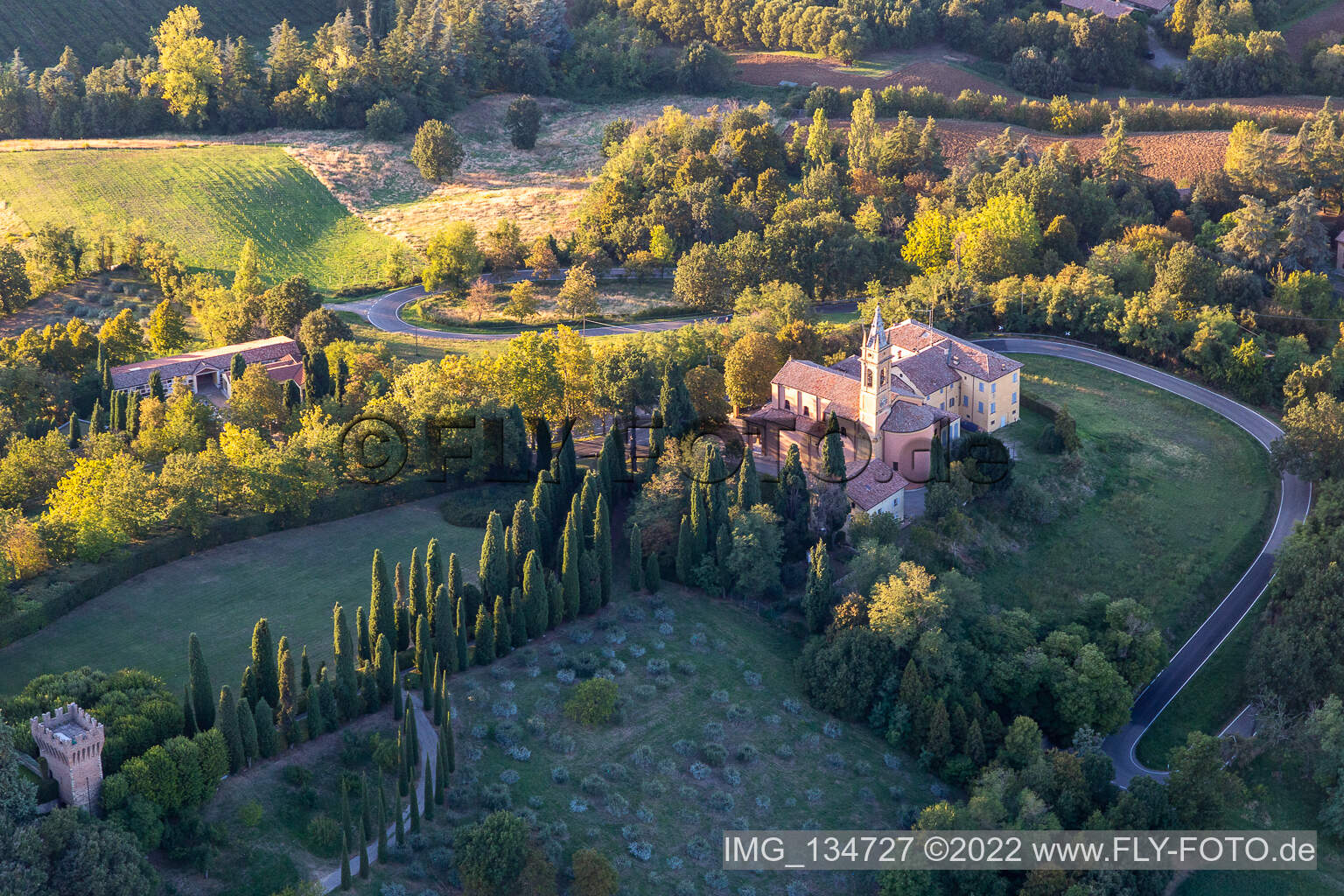 Vue aérienne de Église de la Nativité de la Beata Vergine Maria à Albinea dans le département Reggio Emilia, Italie