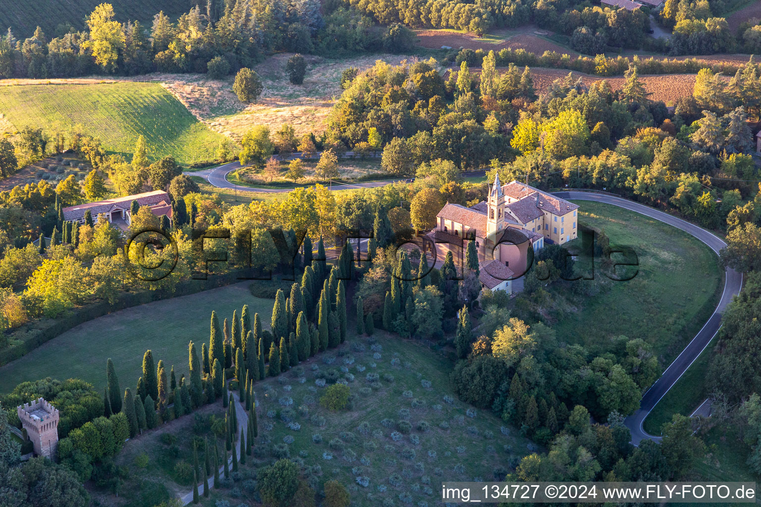 Vue aérienne de Église de la Nativité de la Beata Vergine Maria à le quartier Chiesa Albinea in Albinea dans le département Reggio Emilia, Italie