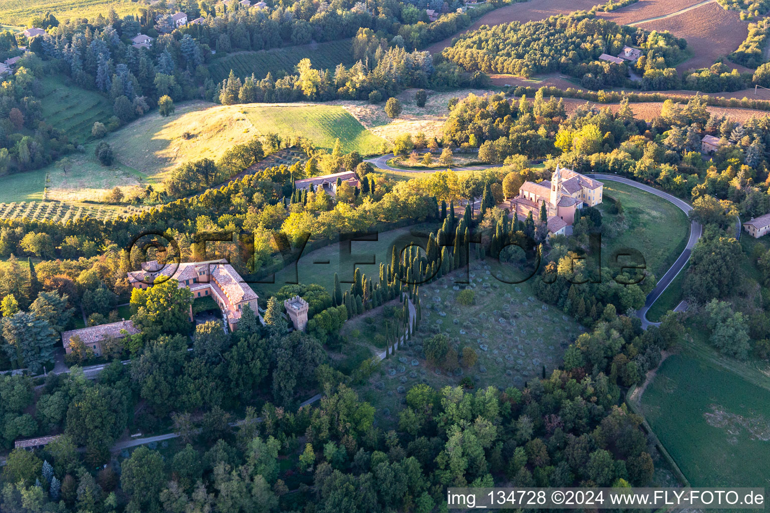 Photographie aérienne de Église de la Nativité de la Beata Vergine Maria à le quartier Chiesa Albinea in Albinea dans le département Reggio Emilia, Italie