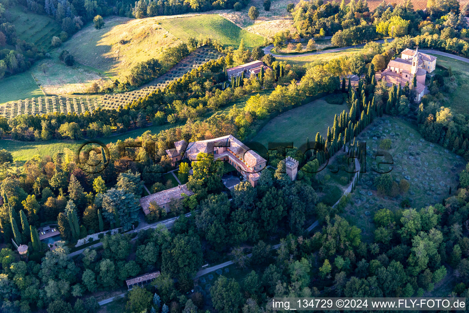 Vue oblique de Église de la Nativité de la Beata Vergine Maria à Albinea dans le département Reggio Emilia, Italie