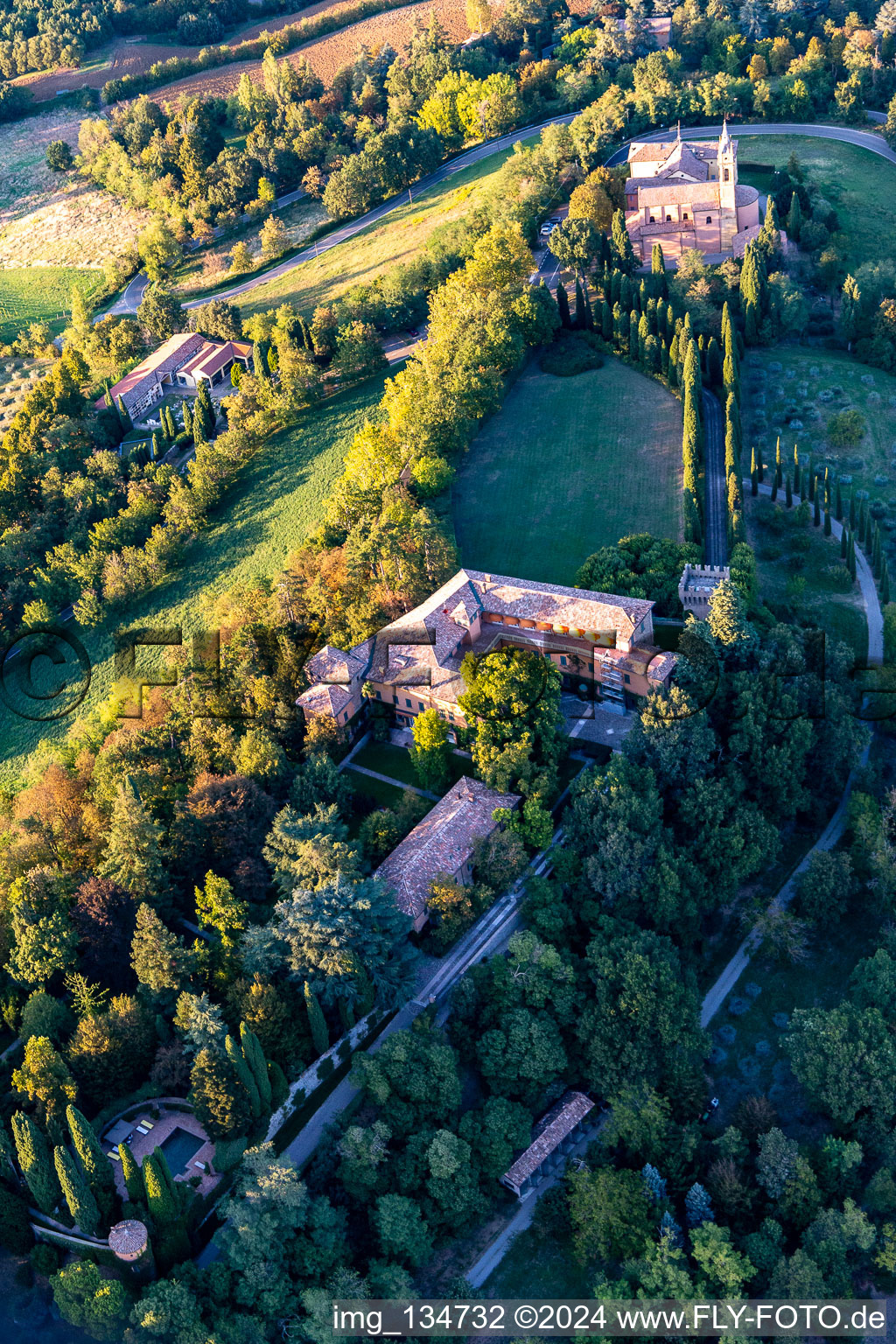 Église de la Nativité de la Beata Vergine Maria à le quartier Chiesa Albinea in Albinea dans le département Reggio Emilia, Italie d'en haut