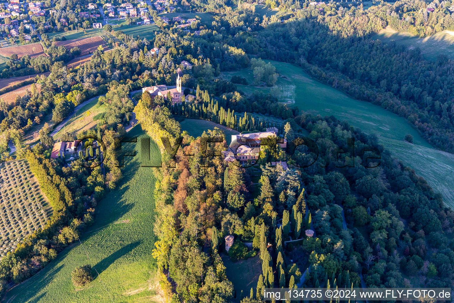 Église de la Nativité de la Beata Vergine Maria à le quartier Chiesa Albinea in Albinea dans le département Reggio Emilia, Italie hors des airs