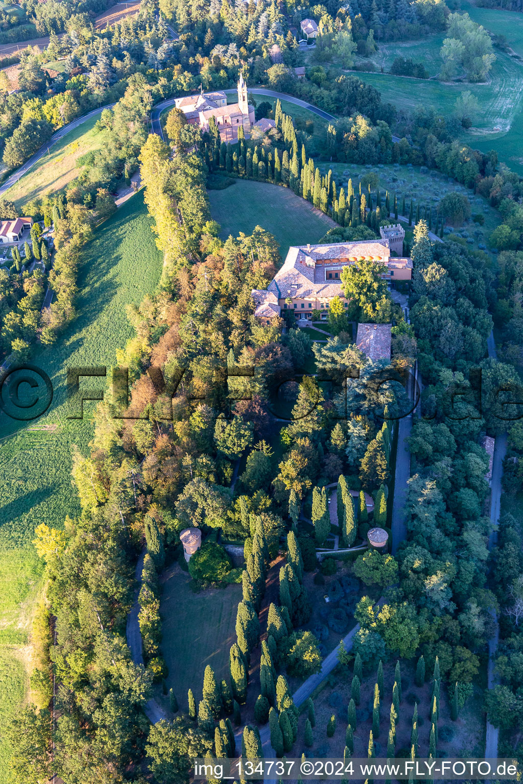 Église de la Nativité de la Beata Vergine Maria à le quartier Chiesa Albinea in Albinea dans le département Reggio Emilia, Italie vue d'en haut