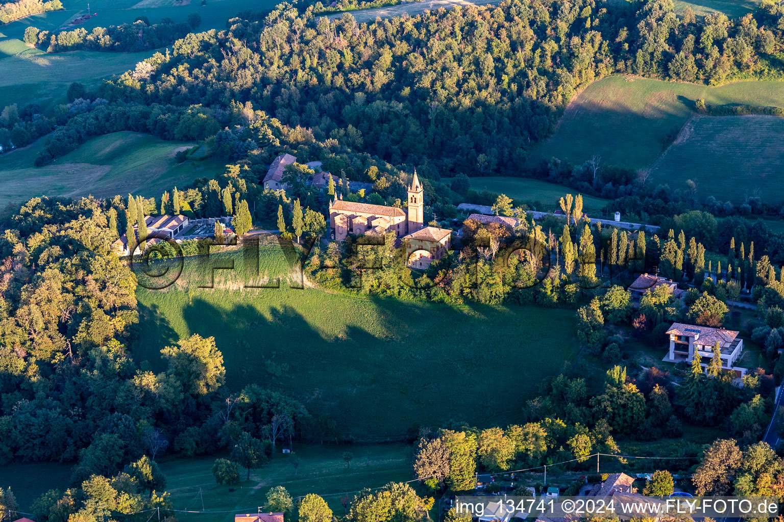 Vue oblique de Sanctuaire de la Beata Vergine de Lourdes à Montericco à le quartier Montericco in Albinea dans le département Reggio Emilia, Italie