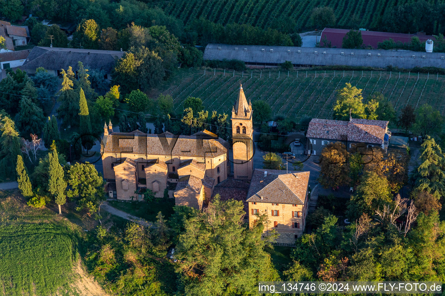 Sanctuaire de la Beata Vergine de Lourdes à Montericco à le quartier Montericco in Albinea dans le département Reggio Emilia, Italie d'en haut