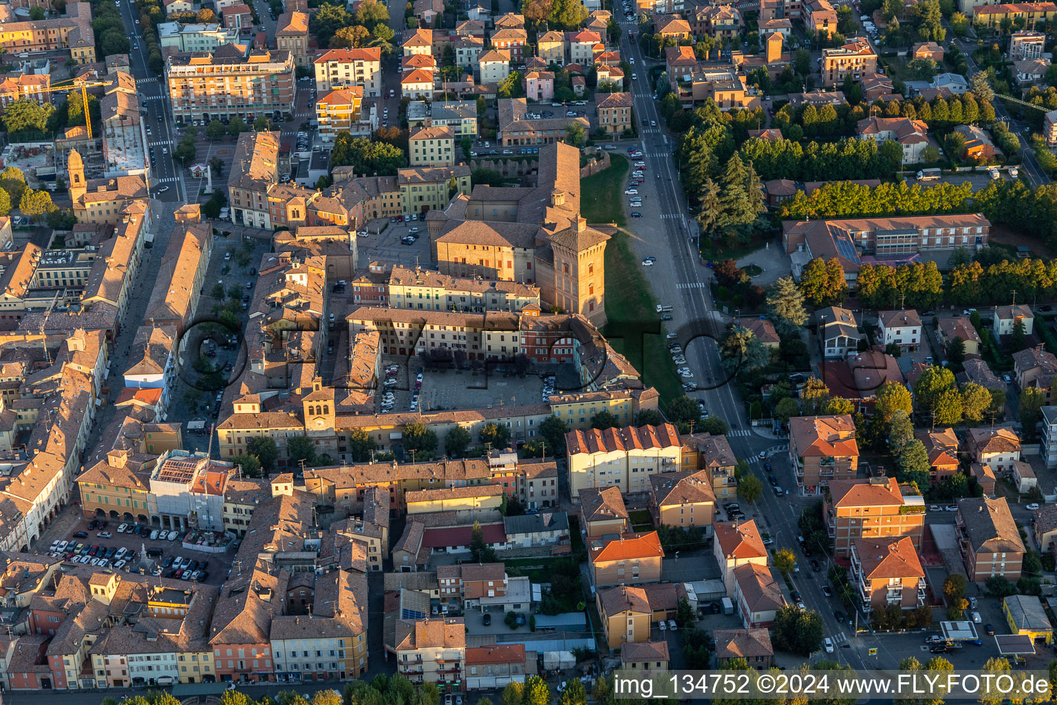 Vue aérienne de Rocca del Boiardo à Scandiano dans le département Reggio Emilia, Italie