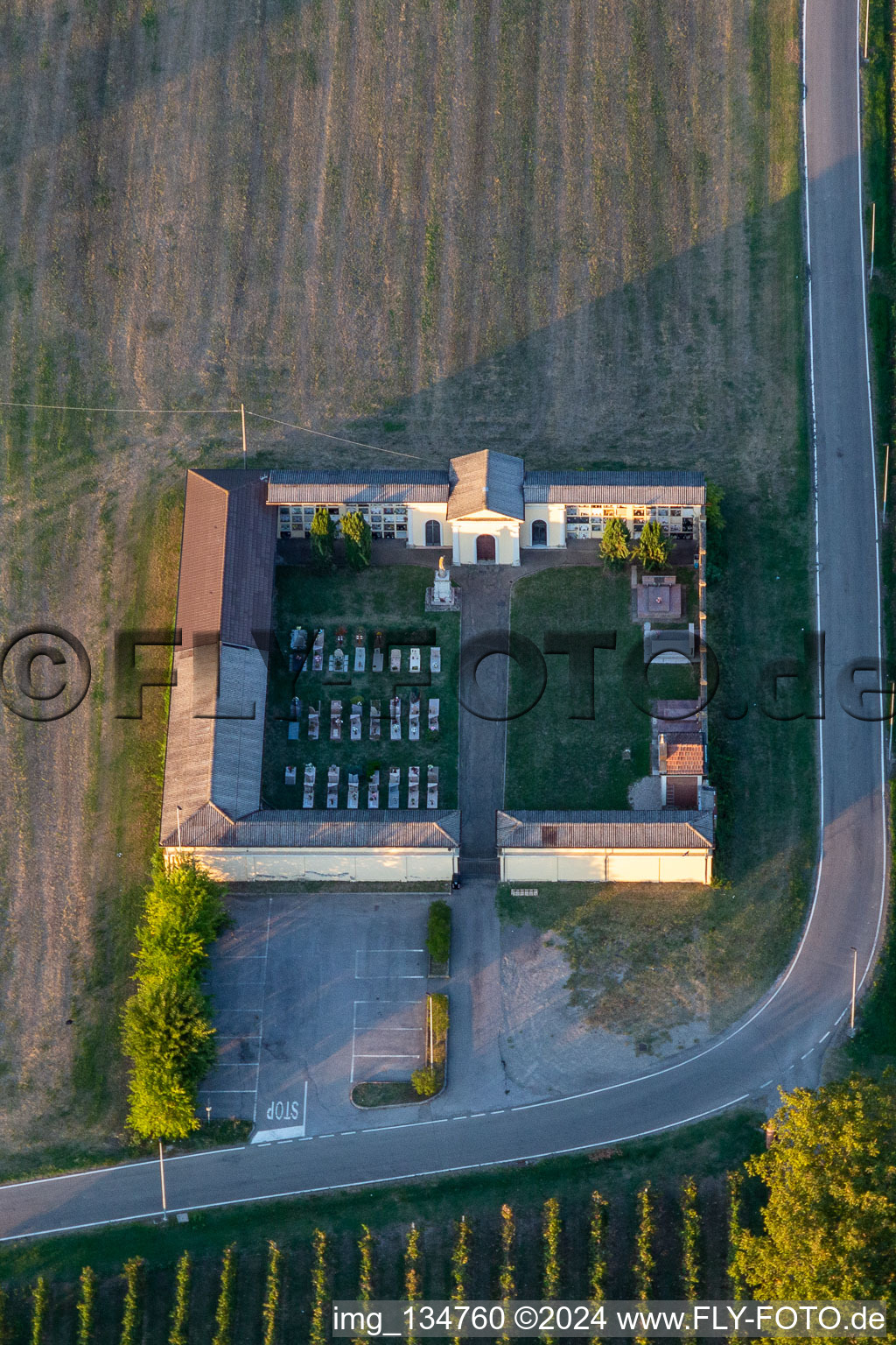 Vue aérienne de Cimetière de Fellegara à le quartier Fellegara in Scandiano dans le département Reggio Emilia, Italie