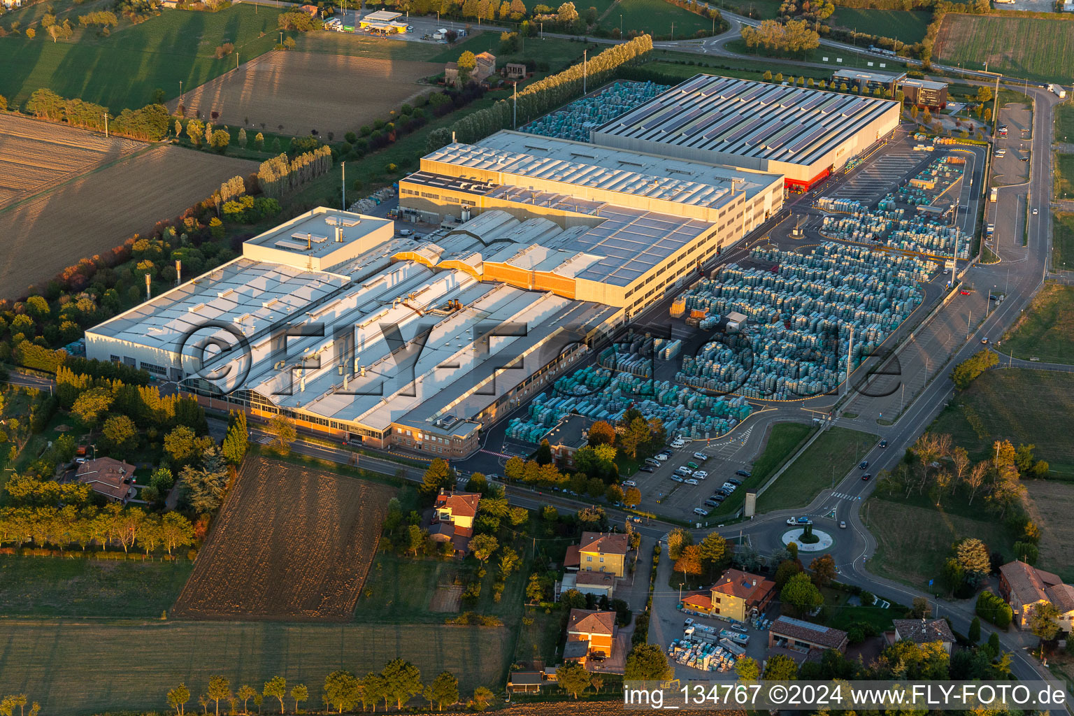 Vue aérienne de Ceramiche Refin Spa à le quartier Villaggio La Macina in Casalgrande dans le département Reggio Emilia, Italie