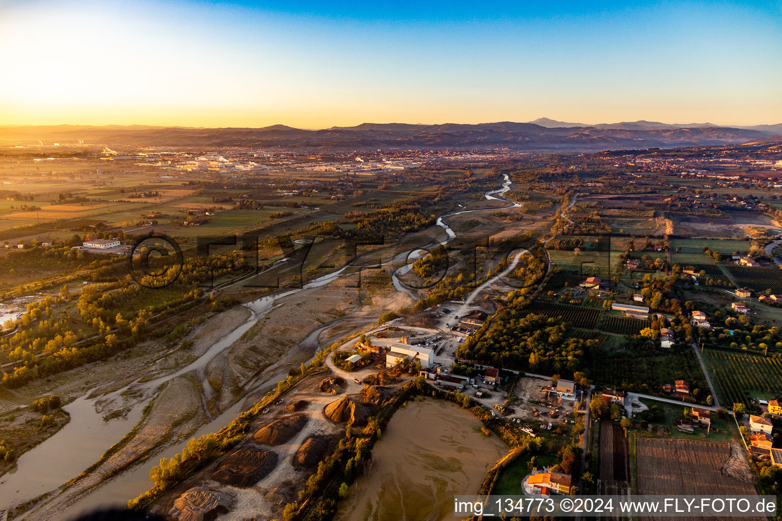 Vue aérienne de Lever de soleil sur la rivière Secchia à Casalgrande Emiliana Conglomerati à le quartier Salvaterra in Casalgrande dans le département Reggio Emilia, Italie