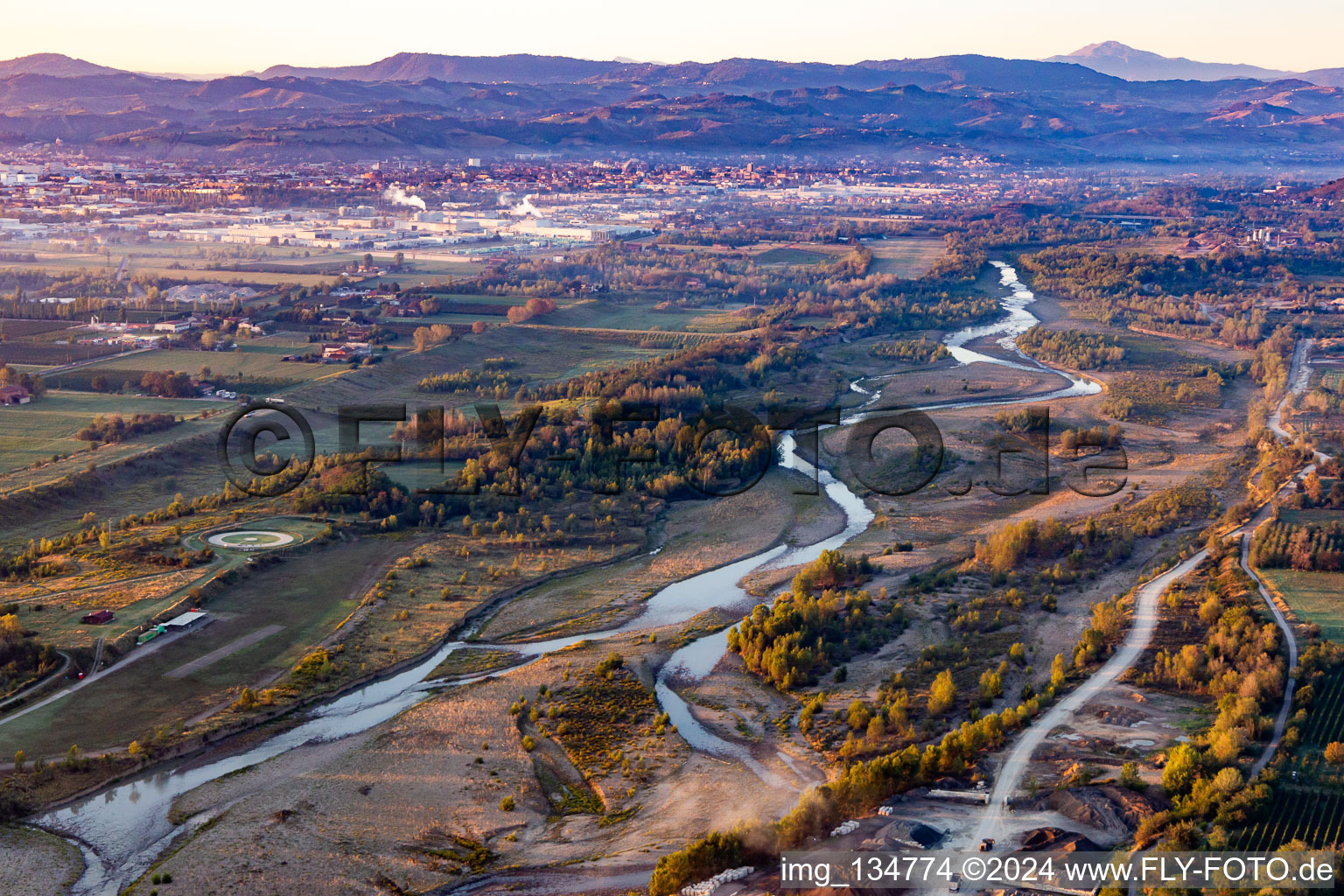 Vue aérienne de Lever de soleil sur la rivière Secchia Gruppo Aeromodellistico Secchia GAS à Sassuolo dans le département Modena, Italie