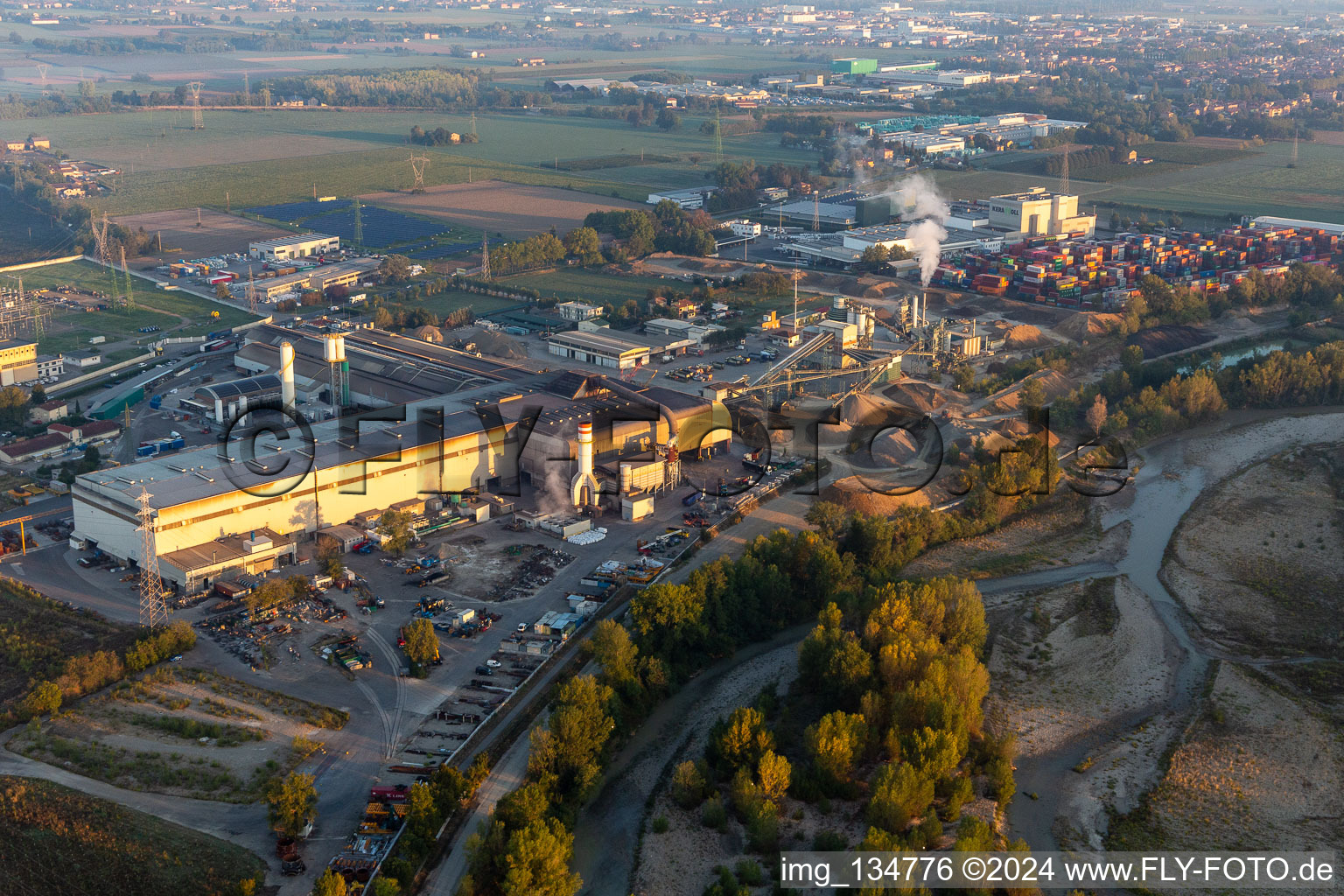 Vue aérienne de Spa en acier spécial Rubiera à le quartier Acciaierie di Rubiera in Casalgrande dans le département Reggio Emilia, Italie