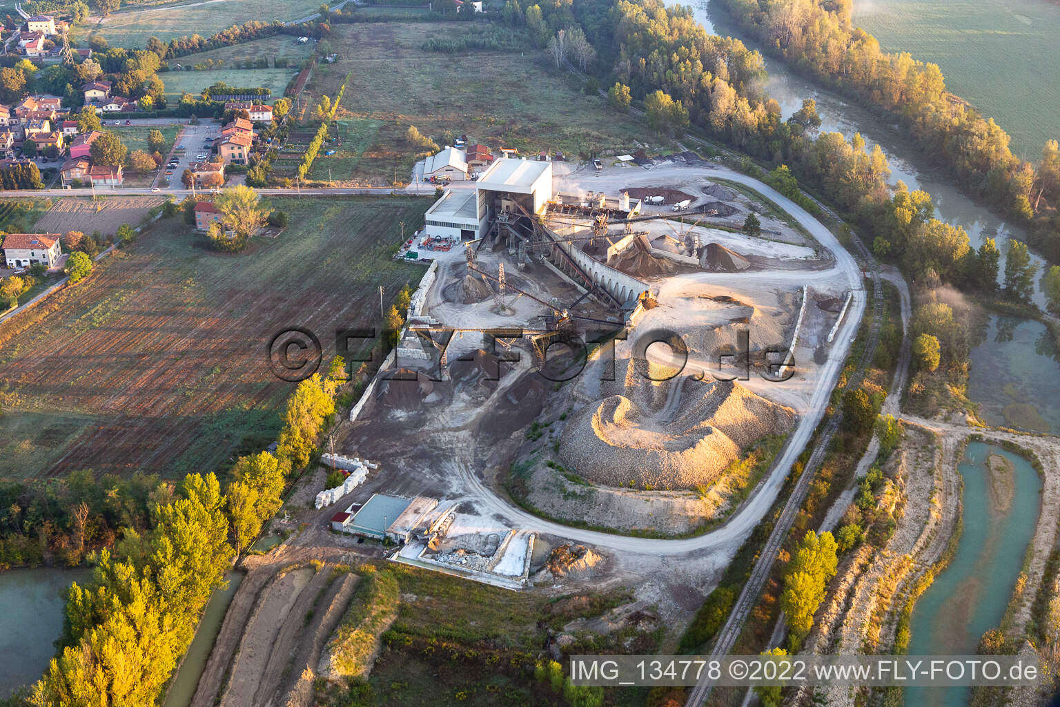 Vue aérienne de Station thermale Calcestruzzi à Rubiera dans le département Reggio Emilia, Italie