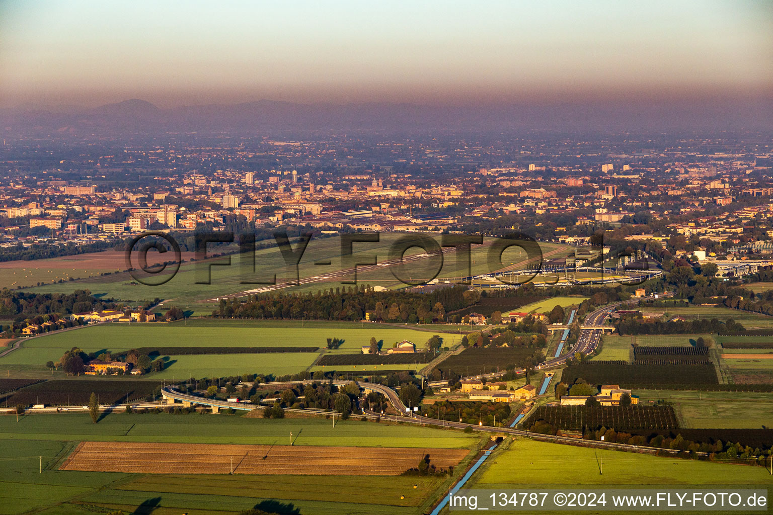 Vue aérienne de Reggio Emilia Aéroport de Reggio Emilia - LIDE à Reggio nell’Emilia dans le département Reggio Emilia, Italie