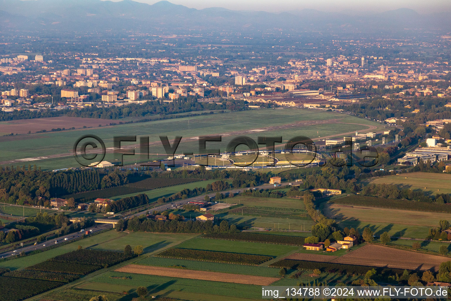 Vue aérienne de Reggio Emilia Aéroport de Reggio Emilia - LIDE à Reggio nell’Emilia dans le département Reggio Emilia, Italie