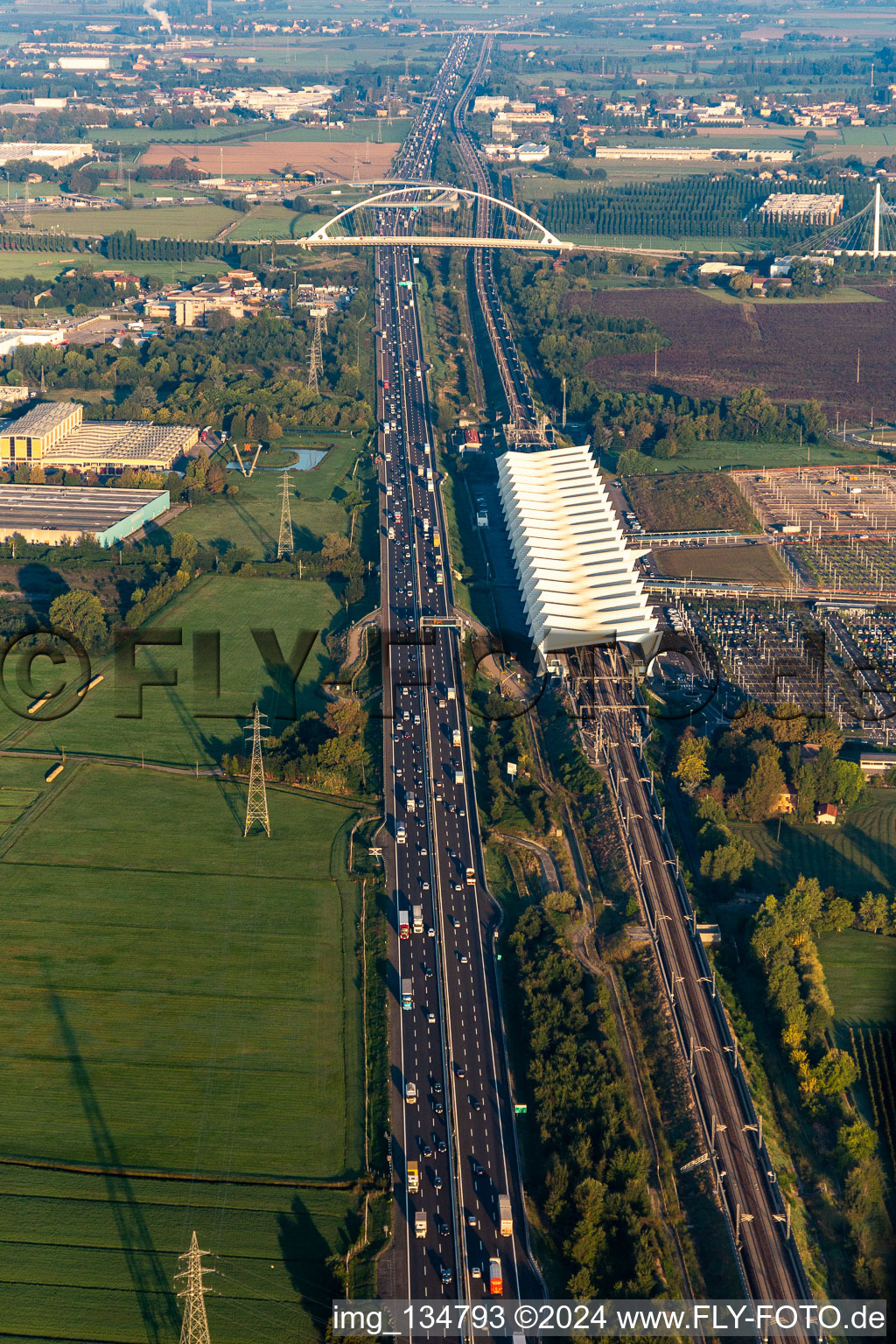 Vue aérienne de Gare de Reggio d'Émilie AV Mediopadana à Reggio nell’Emilia dans le département Reggio Emilia, Italie