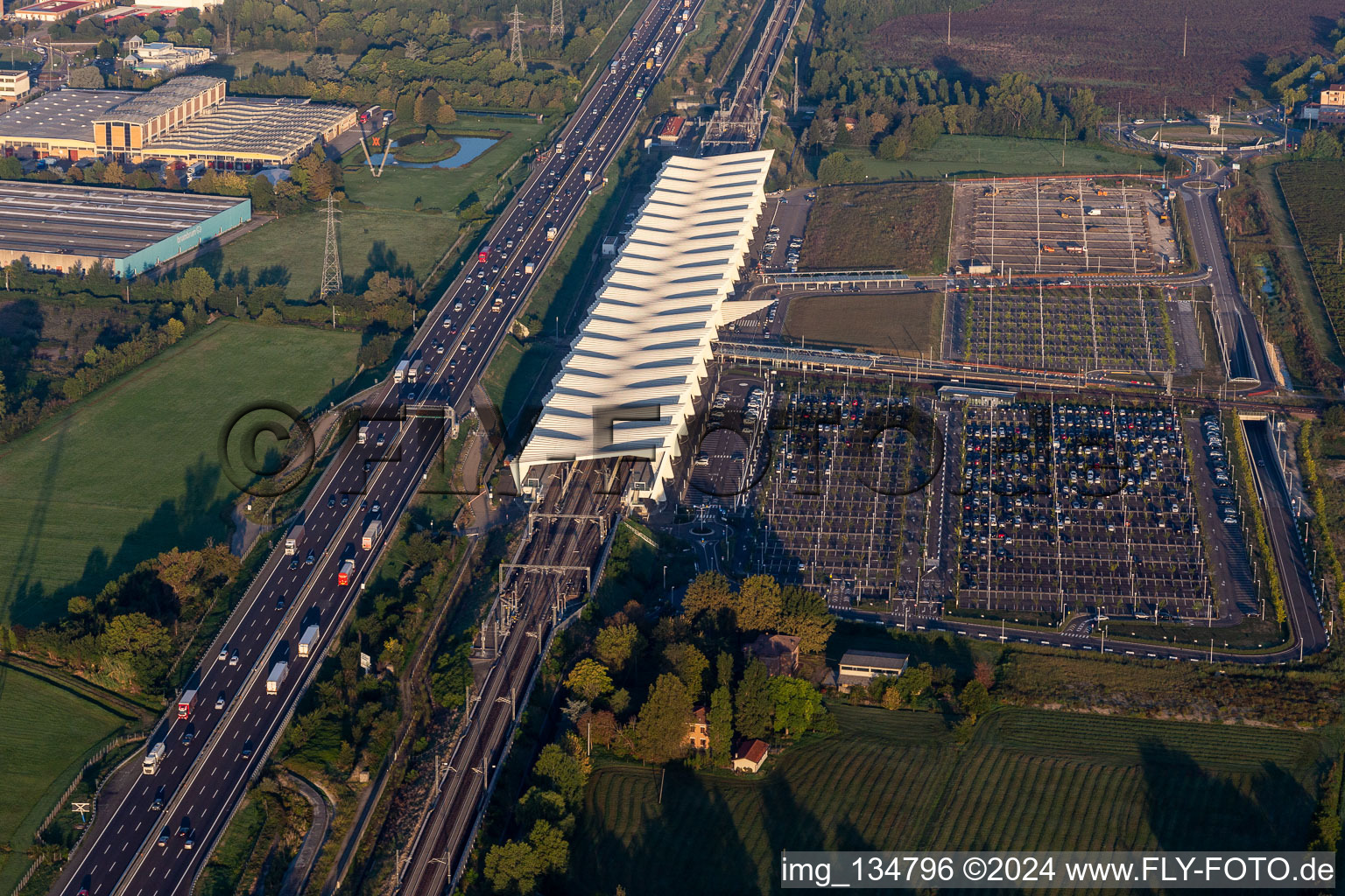 Vue oblique de Gare de Reggio d'Émilie AV Mediopadana à Reggio nell’Emilia dans le département Reggio Emilia, Italie