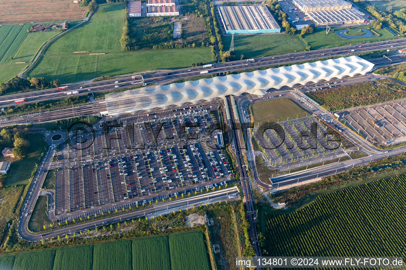 Vue aérienne de Parking à côté de l'Autostrade del Sole à la gare Reggio Emilia AV Mediopadana à Reggio nell’Emilia dans le département Reggio Emilia, Italie