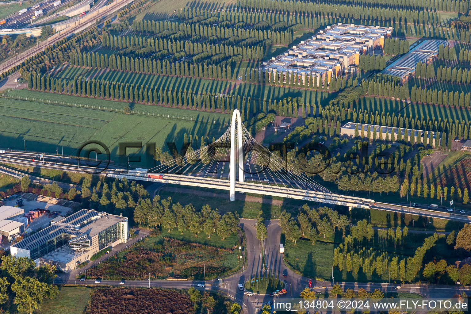 Vue aérienne de Pont Vela di Calatrava NORD sur la voie rapide et l'Autostrada del Sole à Reggio nell’Emilia dans le département Reggio Emilia, Italie