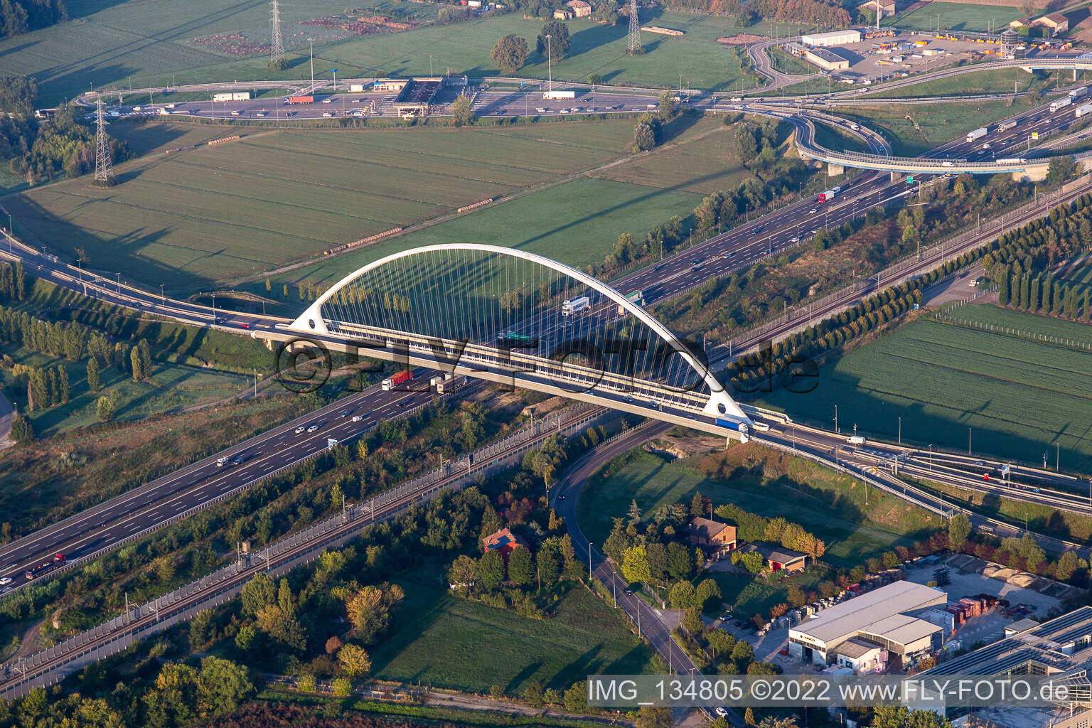 Vue aérienne de Pont Ponte Di Calatrava sur l'autoroute et l'Autostrada del Sole à Reggio nell’Emilia dans le département Reggio Emilia, Italie