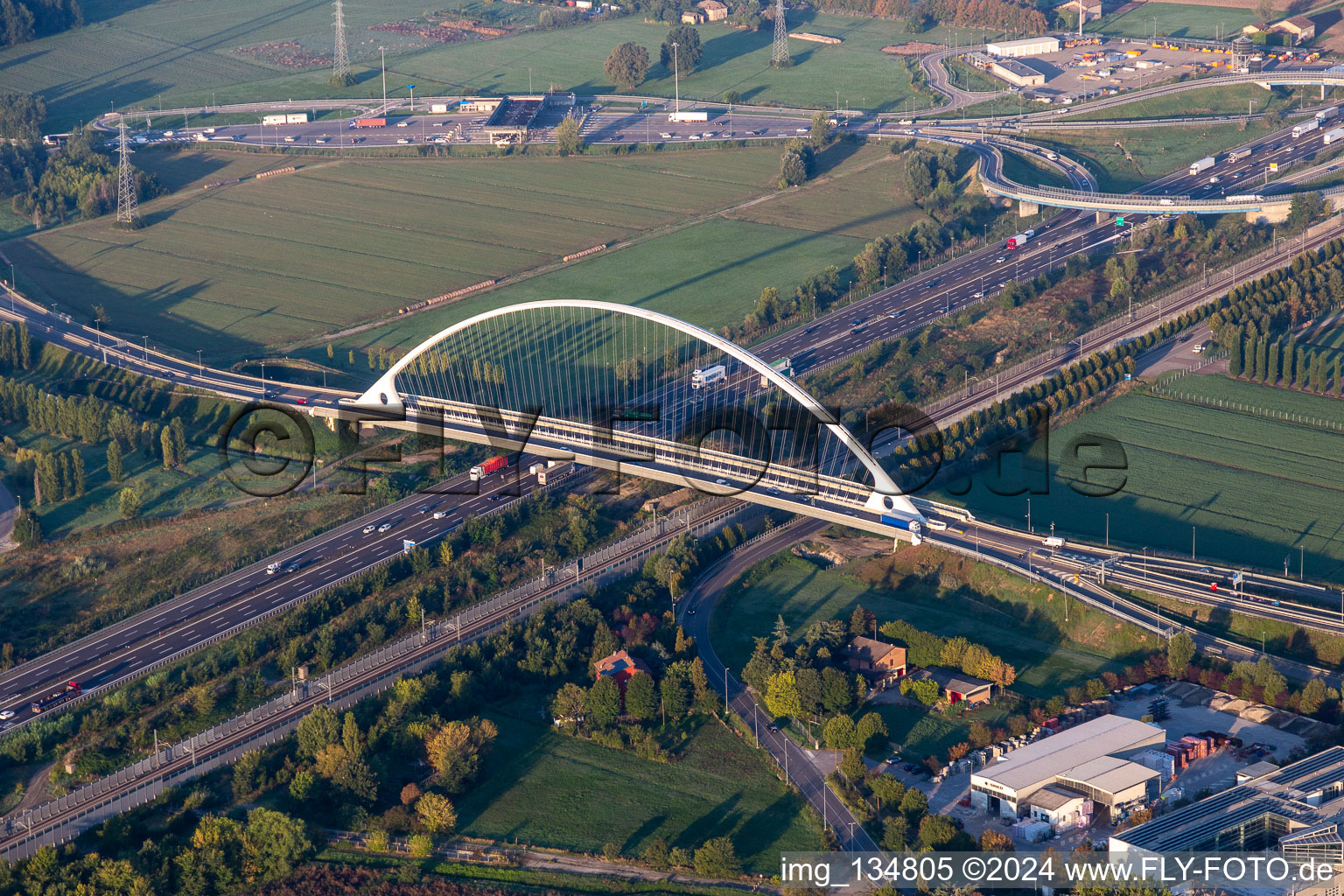 Vue aérienne de Pont Ponte Di Calatrava sur l'autoroute et l'Autostrada del Sole à Reggio nell’Emilia dans le département Reggio Emilia, Italie