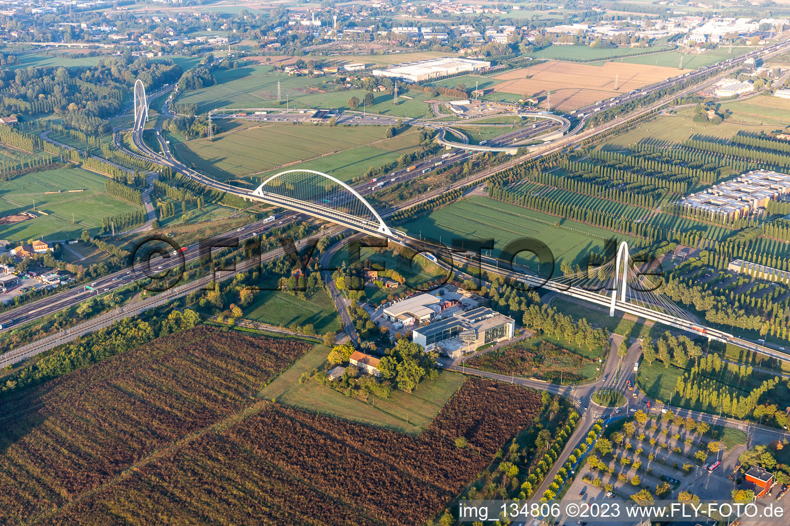 Vue aérienne de Ponts Ponte Di Calatrava, Vela di Calatrava NORD et SUD sur la voie express et l'Autostrada del Sole à Reggio nell’Emilia dans le département Reggio Emilia, Italie