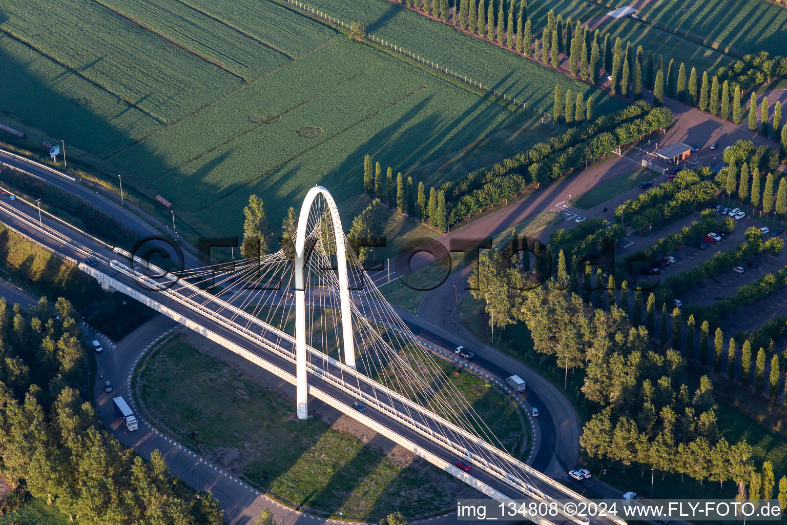 Vue aérienne de Pont Vela di Calatrava NORD sur la voie rapide et l'Autostrada del Sole à Reggio nell’Emilia dans le département Reggio Emilia, Italie