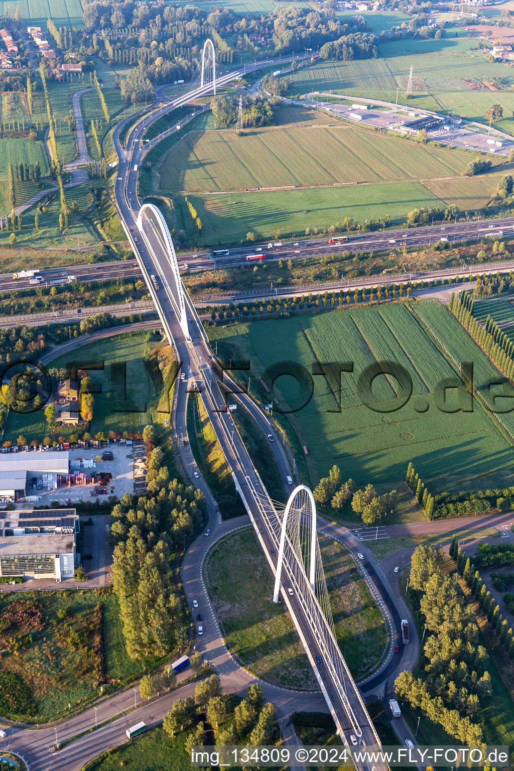 Vue aérienne de Ponts Ponte Di Calatrava, Vela di Calatrava NORD et SUD sur la voie express et l'Autostrada del Sole à Reggio nell’Emilia dans le département Reggio Emilia, Italie