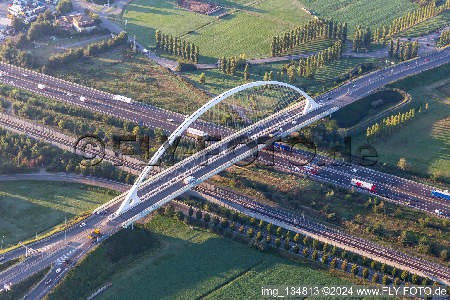 Vue aérienne de Pont Ponte Di Calatrava, sur l'autoroute et l'Autostrada del Sole à Reggio nell’Emilia dans le département Reggio Emilia, Italie