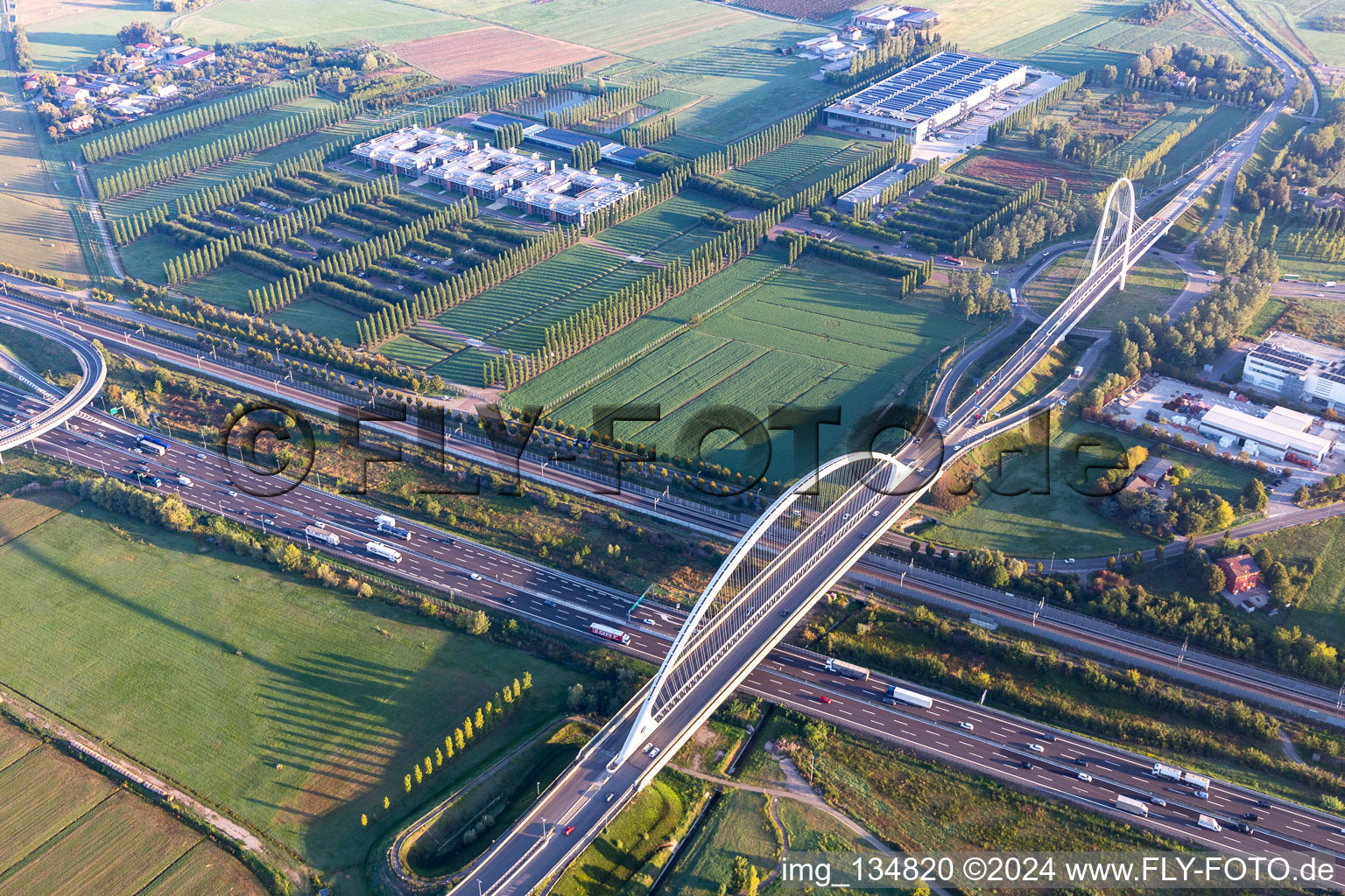 Photographie aérienne de Ponts Ponte Di Calatrava, Vela di Calatrava NORD et SUD sur la voie express et l'Autostrada del Sole à Reggio nell’Emilia dans le département Reggio Emilia, Italie