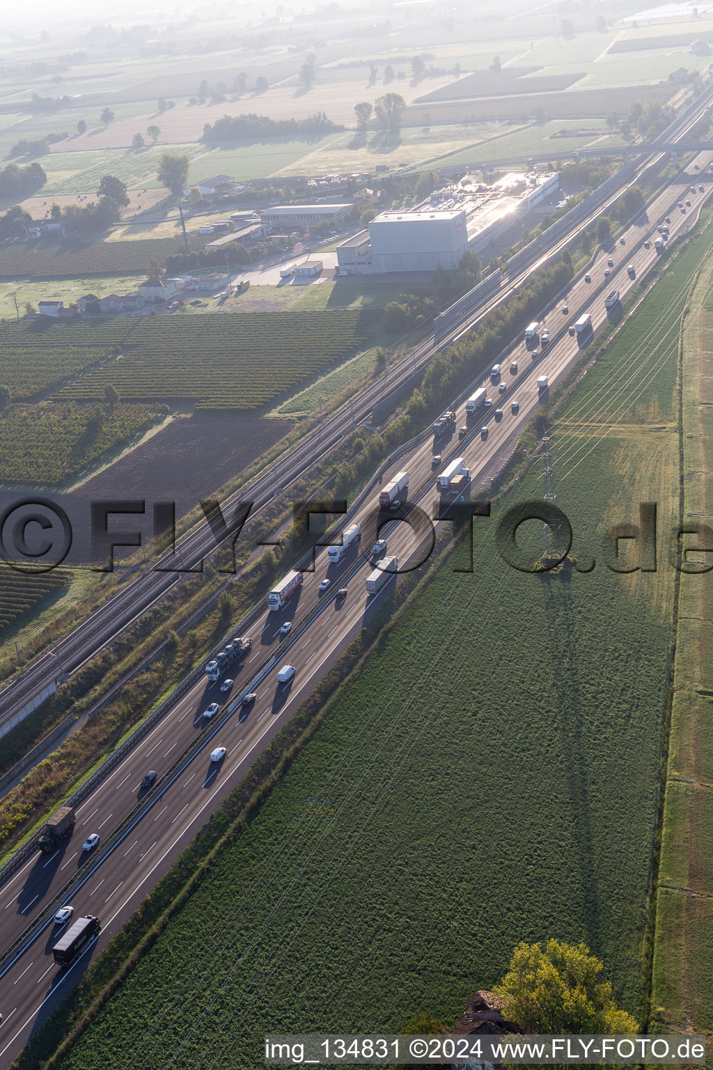 Vue aérienne de Autostrada del Sole à côté de la ligne de train express à San Martino in Rio dans le département Reggio Emilia, Italie