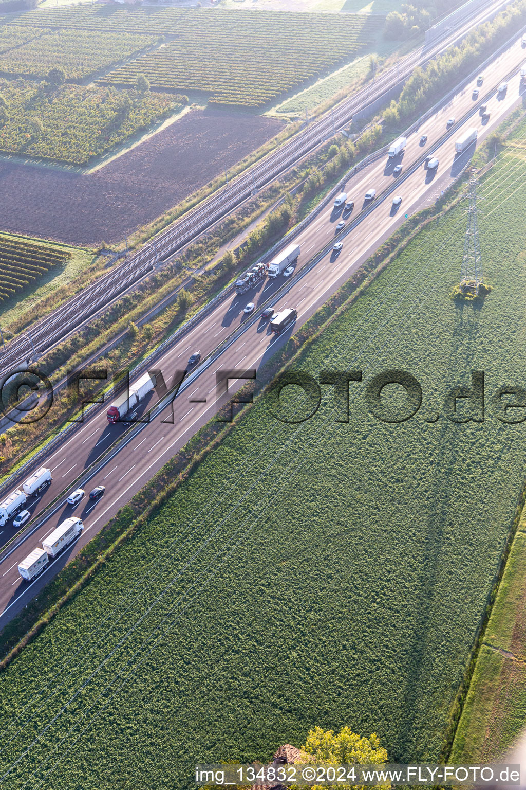 Vue aérienne de Autostrada del Sole à côté de la ligne de train express à San Martino in Rio dans le département Reggio Emilia, Italie