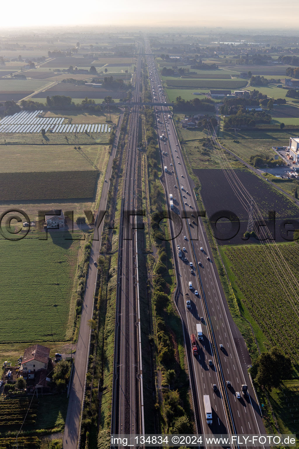 Photographie aérienne de Autostrada del Sole à côté de la ligne de train express à San Martino in Rio dans le département Reggio Emilia, Italie