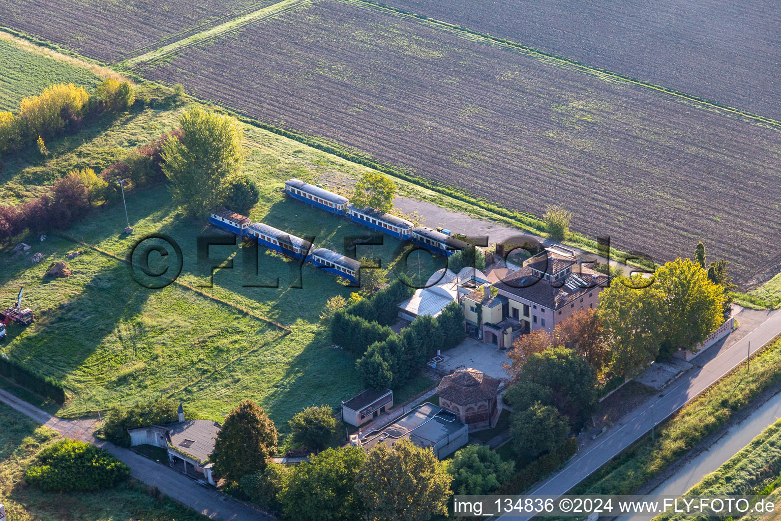 Vue aérienne de Sant' Agata di Rubiera Hébergement dans d'anciens wagons de chemin de fer à Rubiera dans le département Reggio Emilia, Italie