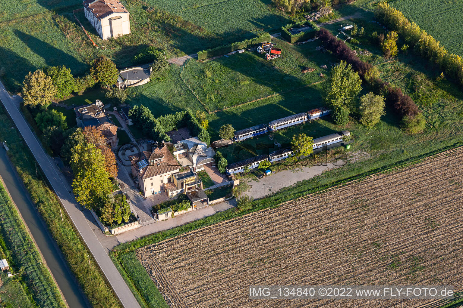 Vue aérienne de Sant' Agata di Rubiera Hébergement dans d'anciens wagons de chemin de fer à Rubiera dans le département Reggio Emilia, Italie