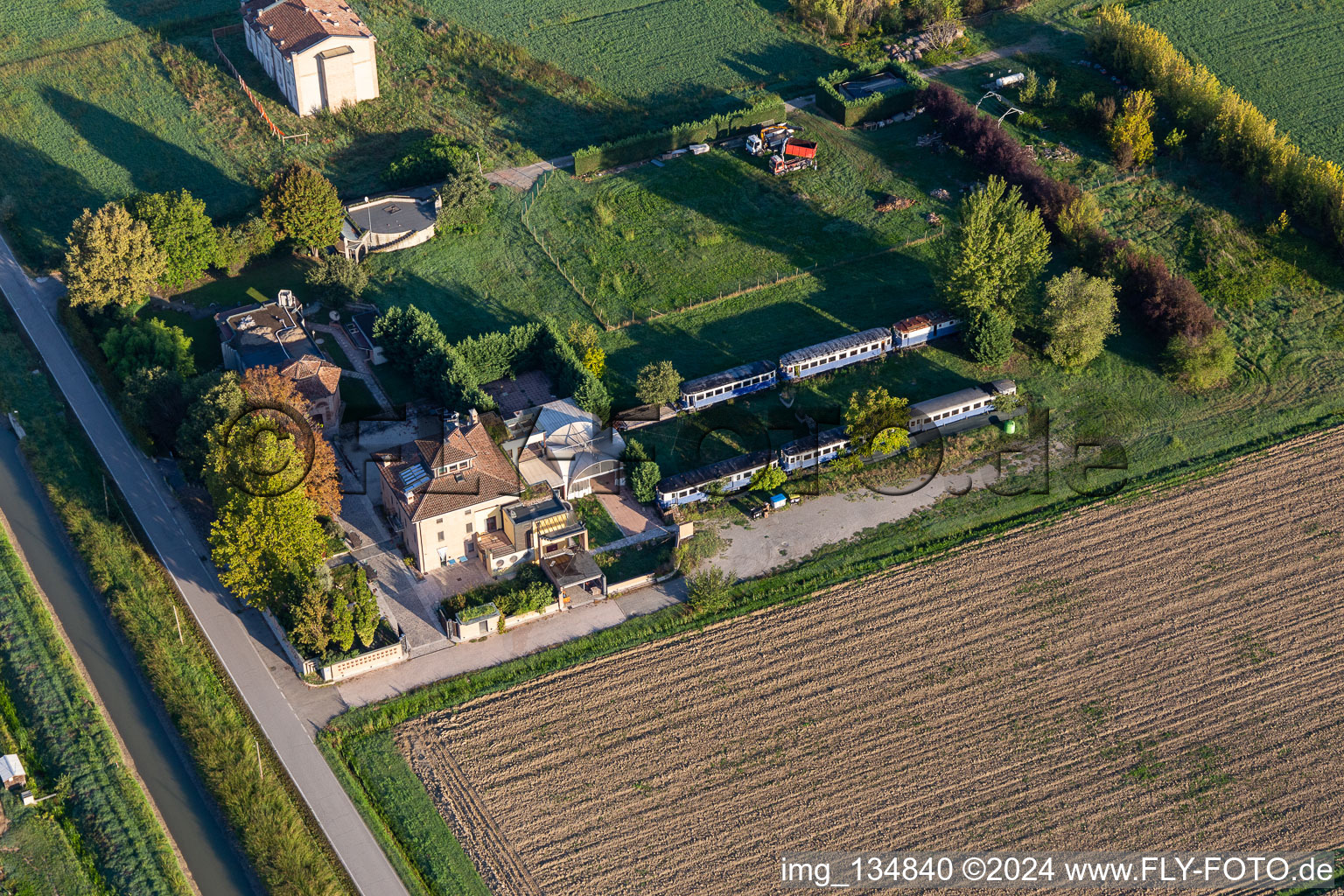 Vue aérienne de Sant' Agata di Rubiera Hébergement dans d'anciens wagons de chemin de fer à Rubiera dans le département Reggio Emilia, Italie