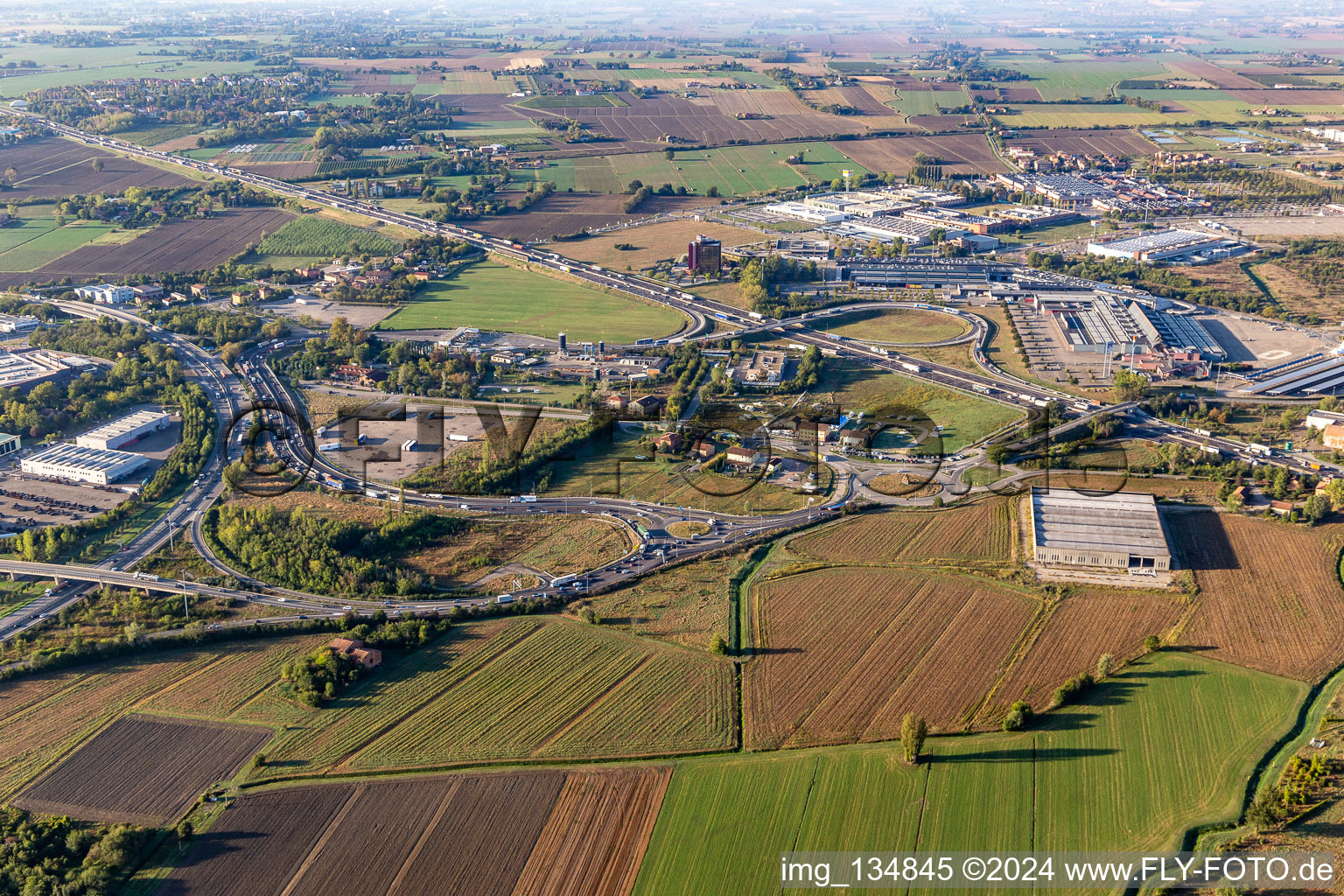 Vue aérienne de Sortie d'autoroute Casello Autostradale Modena Nord de l'Autostrada del Sole à Modena dans le département Modena, Italie