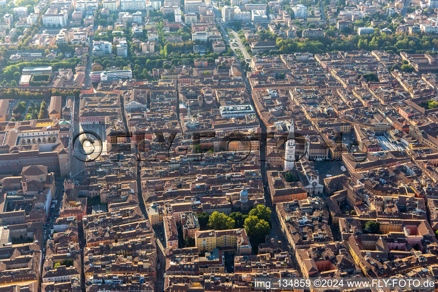 Vue aérienne de Piazza Roma, Duomo, Piazza Grande à Modena dans le département Modena, Italie