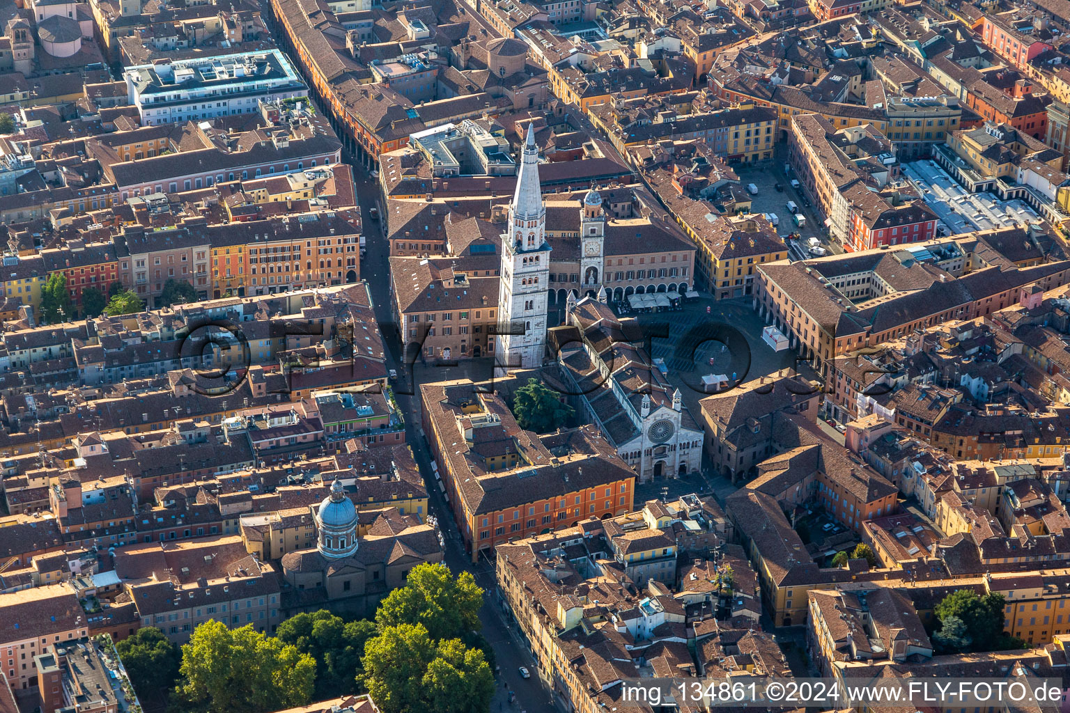 Vue aérienne de Cathédrale de Modena Duomo di Modena à Modena dans le département Modena, Italie