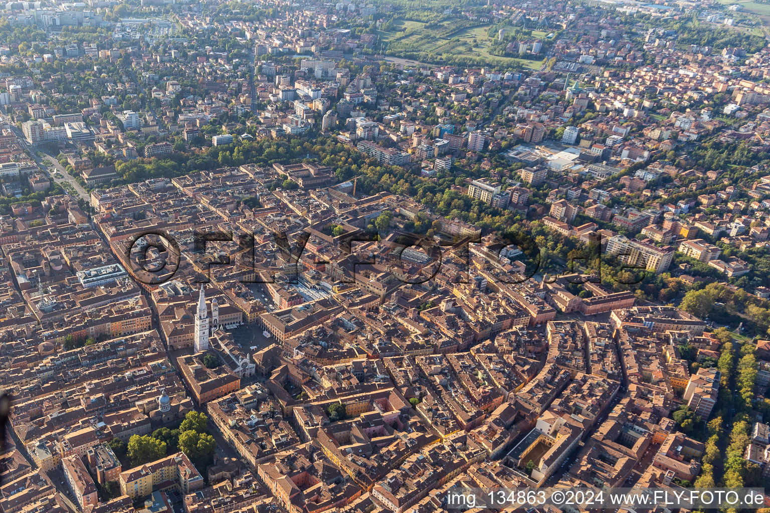 Vue aérienne de Piazza Roma, Duomo, Piazza Grande à Modena dans le département Modena, Italie